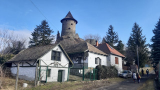 Utcarészlet avárral a háttérben