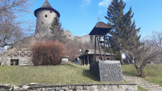 Vár feljáró a Petőfi kunyhóval