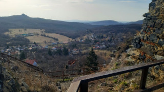 Kilátás a várudvarról, balra fent Salgóvár