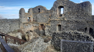 Várudvar, falak